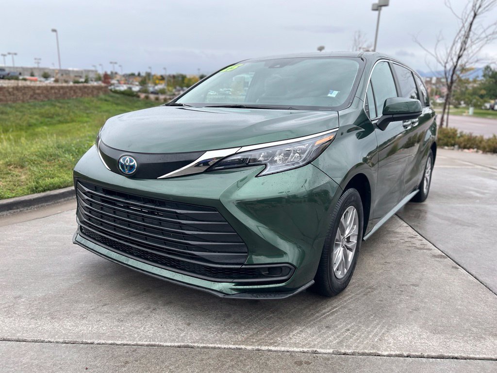 Used 2025 Toyota Sienna LE AWD/4WD image 3