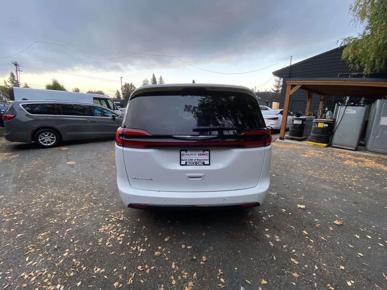 Used 2025 Chrysler Pacifica Select FWD image 5