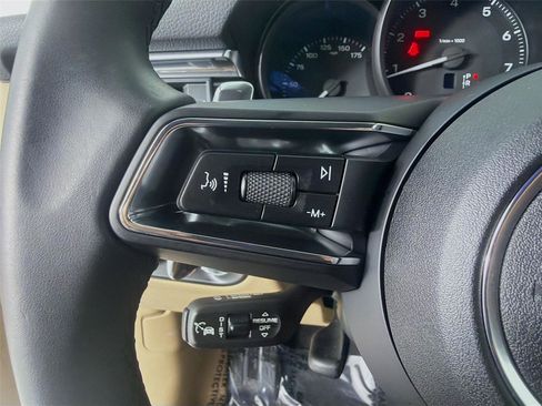 Certified 2025 Porsche Macan image 13
