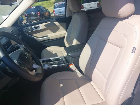 Used 2022 Ford Explorer XLT w/ Equipment Group 202A AWD/4WD image 16