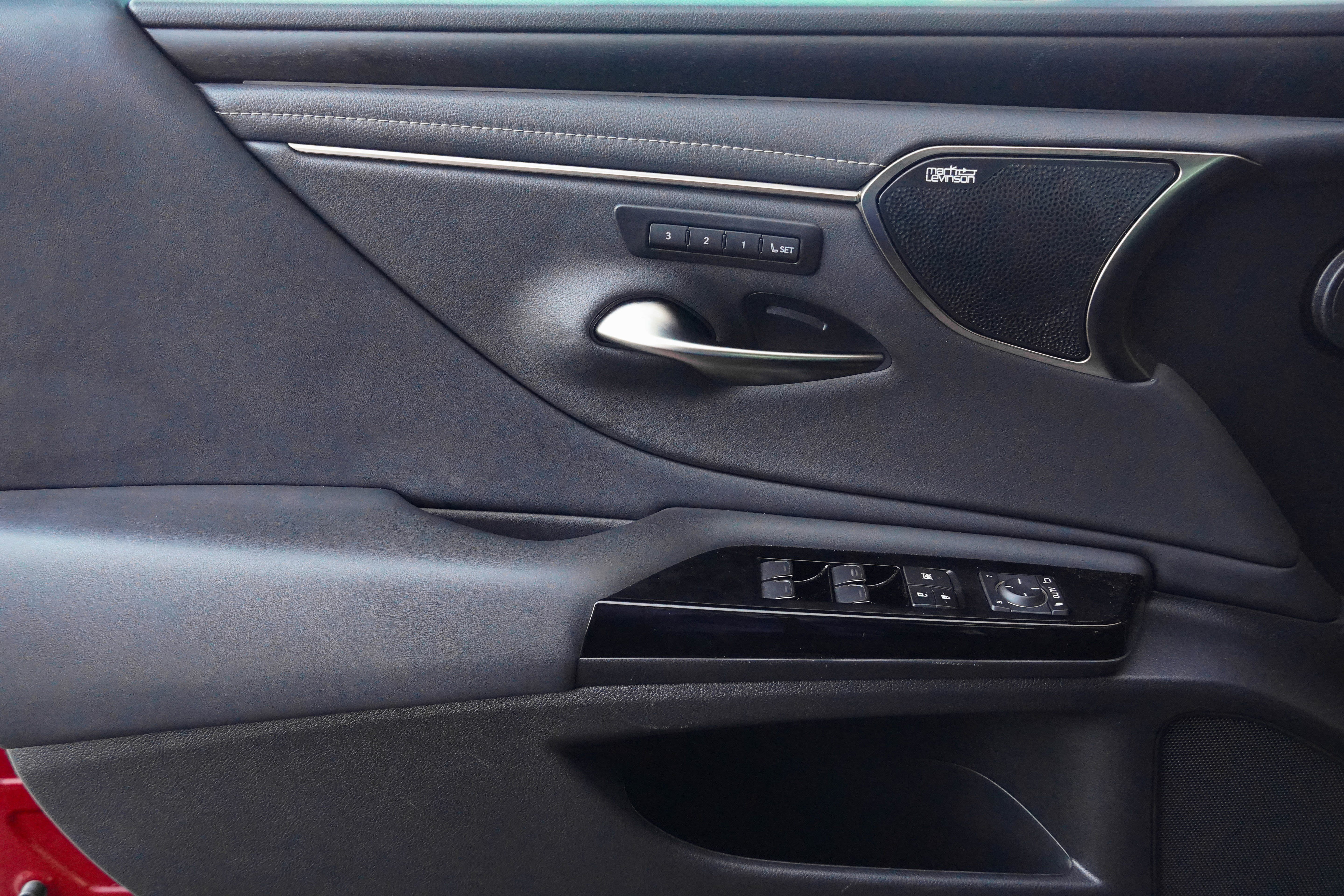 Used 2024 Lexus ES 300h Ultra Luxury w/ Accessory Package (Z2) FWD image 29