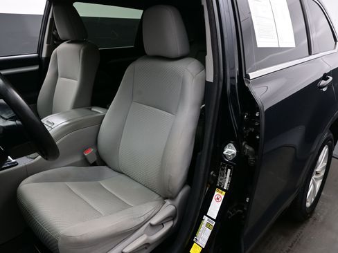 Used 2015 Toyota Highlander LE image 11