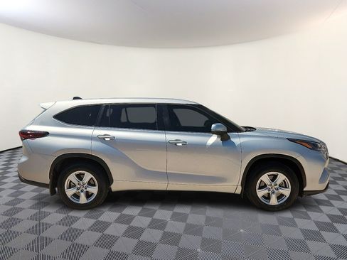 Used 2024 Toyota Highlander LE FWD image 5