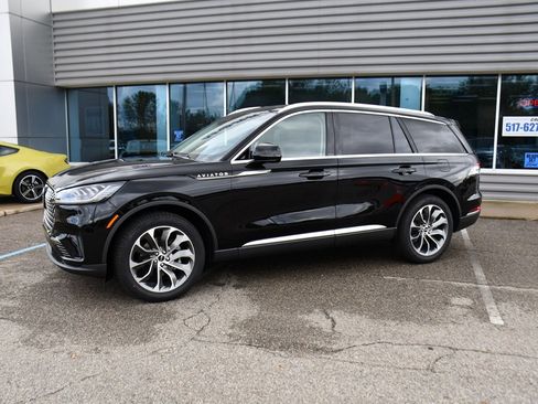 Used 2025 Lincoln Aviator AWD image 2