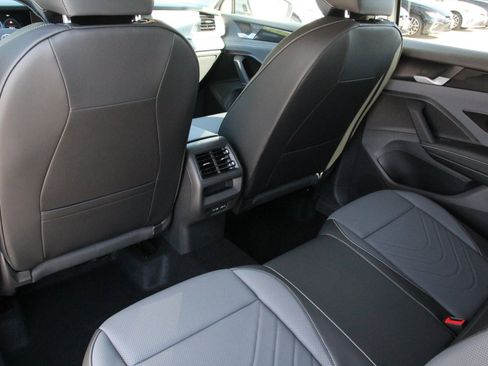 Certified 2025 Volkswagen Tiguan SE FWD image 18