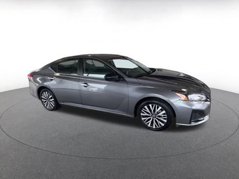 Used 2025 Nissan Altima 2.5 SV FWD image 2