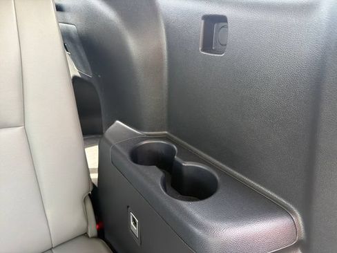 Used 2021 Toyota Highlander XLE AWD/4WD image 39