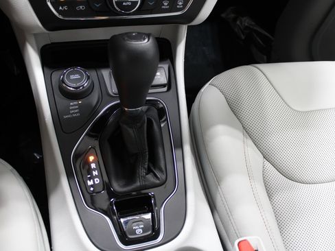 Used 2019 Jeep Cherokee Overland w/ Technology Group AWD/4WD image 33