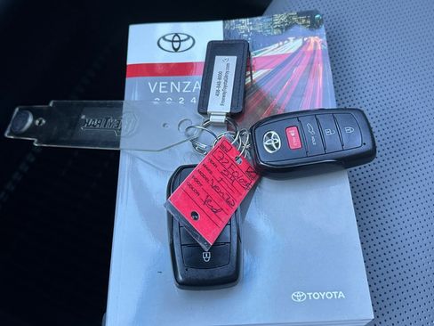 Used 2024 Toyota Venza Limited image 11