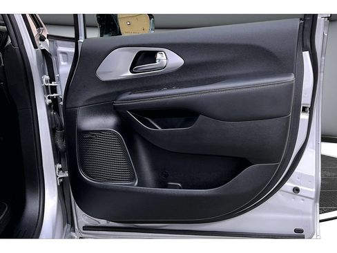 Used 2026 Chrysler Pacifica Premium FWD image 23