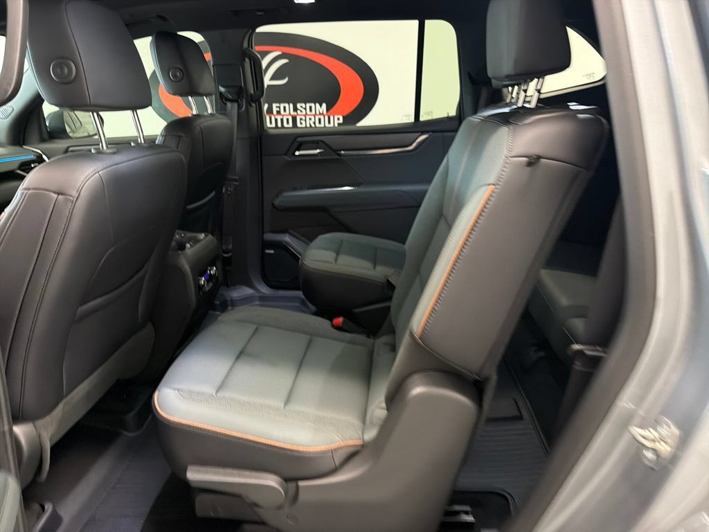 Used 2025 GMC Acadia AT4 w/ Luxury Package AWD/4WD image 14
