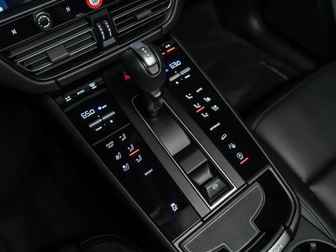 Used 2025 Porsche Macan image 24