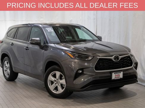 Used 2025 Toyota Highlander LE FWD image 1