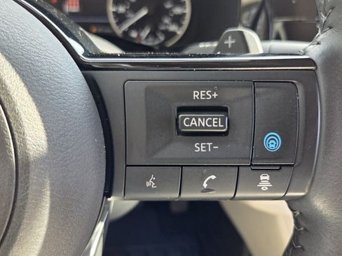 Used 2025 Nissan Pathfinder SL FWD image 34