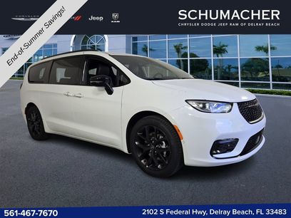 New 2026 Chrysler Pacifica Select w/ S Appearance Package