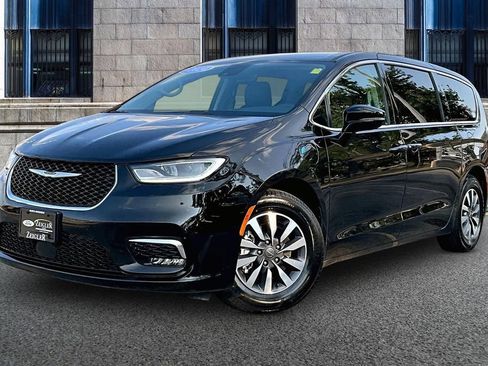 Used 2024 Chrysler Pacifica Limited FWD image 2