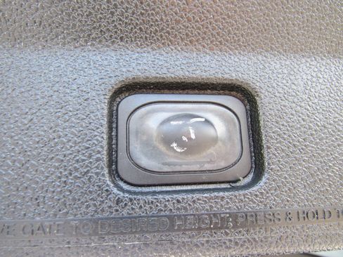 Used 2017 Ford Explorer XLT w/ Equipment Group 202A AWD/4WD image 29