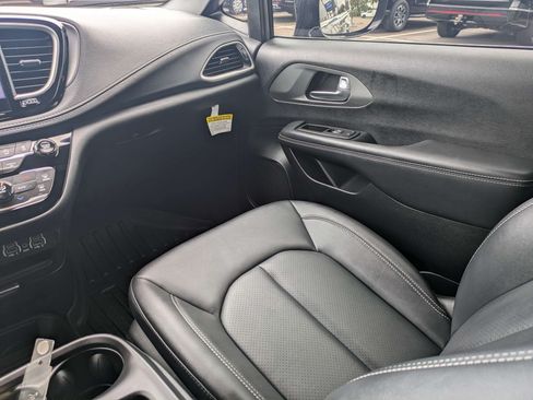 Used 2025 Chrysler Pacifica Select FWD image 17