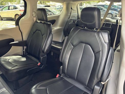 Used 2024 Chrysler Pacifica Touring-L FWD image 35