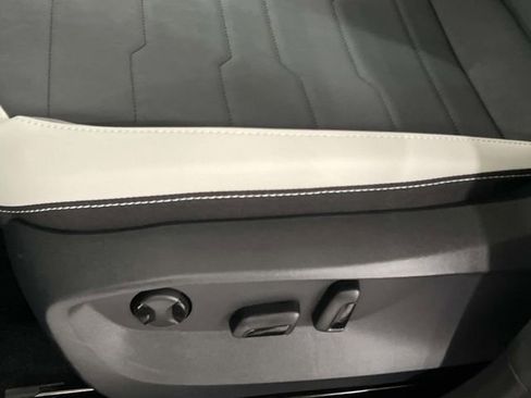 New 2026 Volkswagen Taos SE FWD image 14