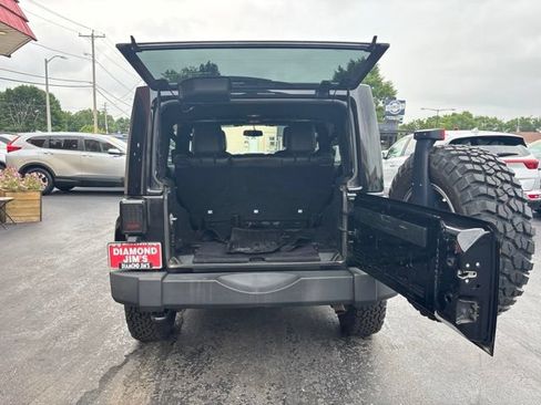 Used 2015 Jeep Wrangler Unlimited Rubicon w/ Connectivity Group AWD/4WD image 18