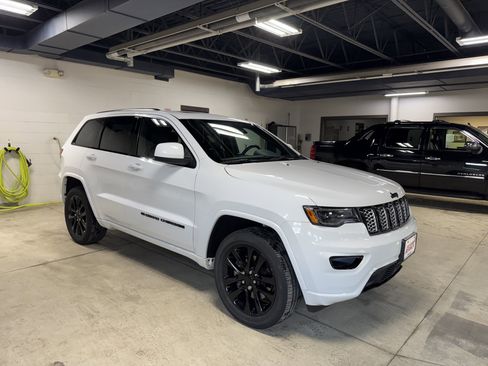 Used 2022 Jeep Grand Cherokee Laredo X image 4