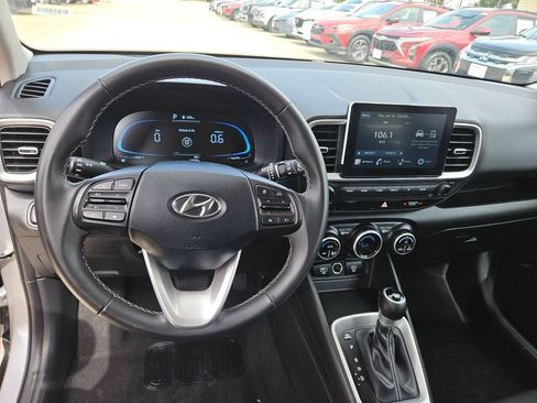 Used 2025 Hyundai Venue SEL FWD image 17