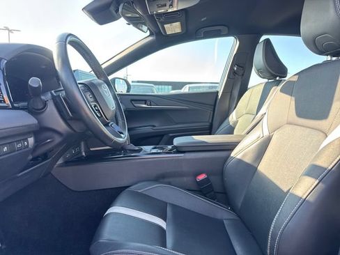 Used 2025 Toyota Camry SE FWD image 11