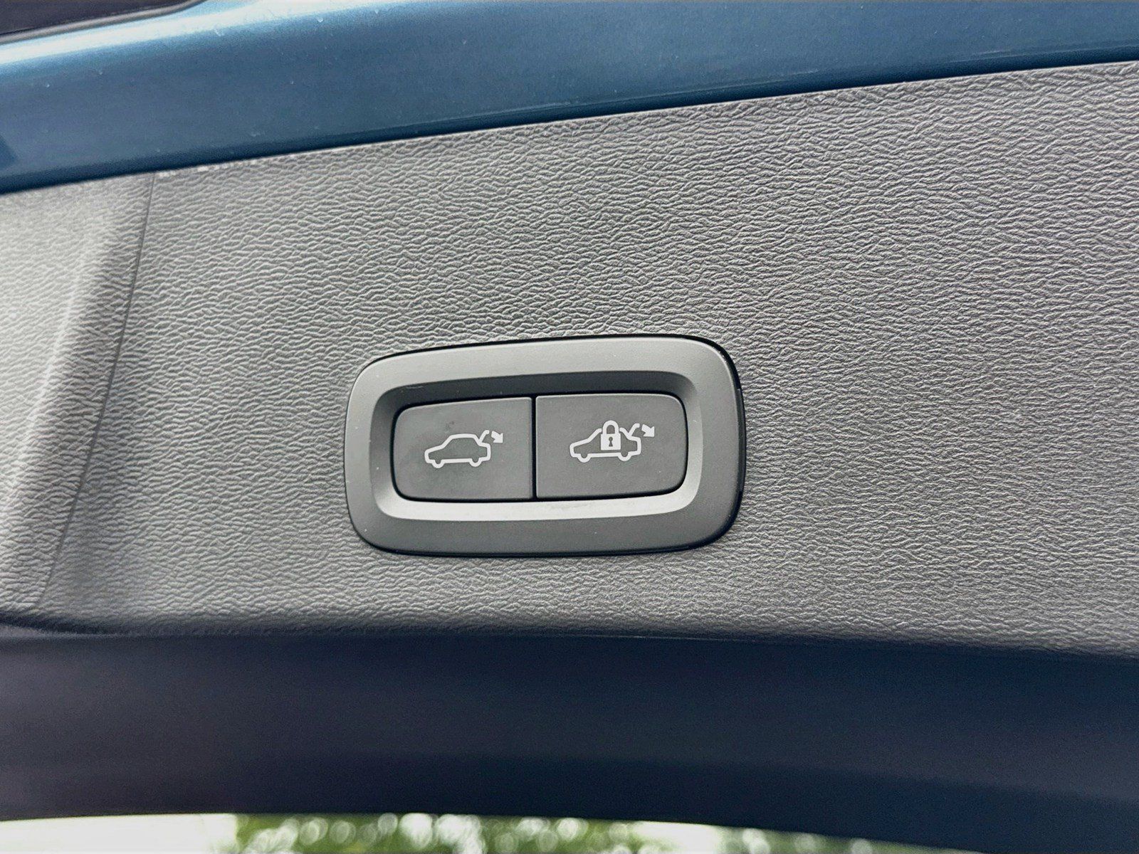 Used 2024 Volvo XC40 B5 Plus AWD/4WD image 25
