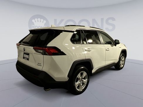 Used 2021 Toyota RAV4 XLE w/ XLE Grade Weather Package AWD/4WD image 11