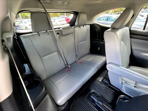 Used 2023 Toyota Highlander XLE AWD/4WD image 30