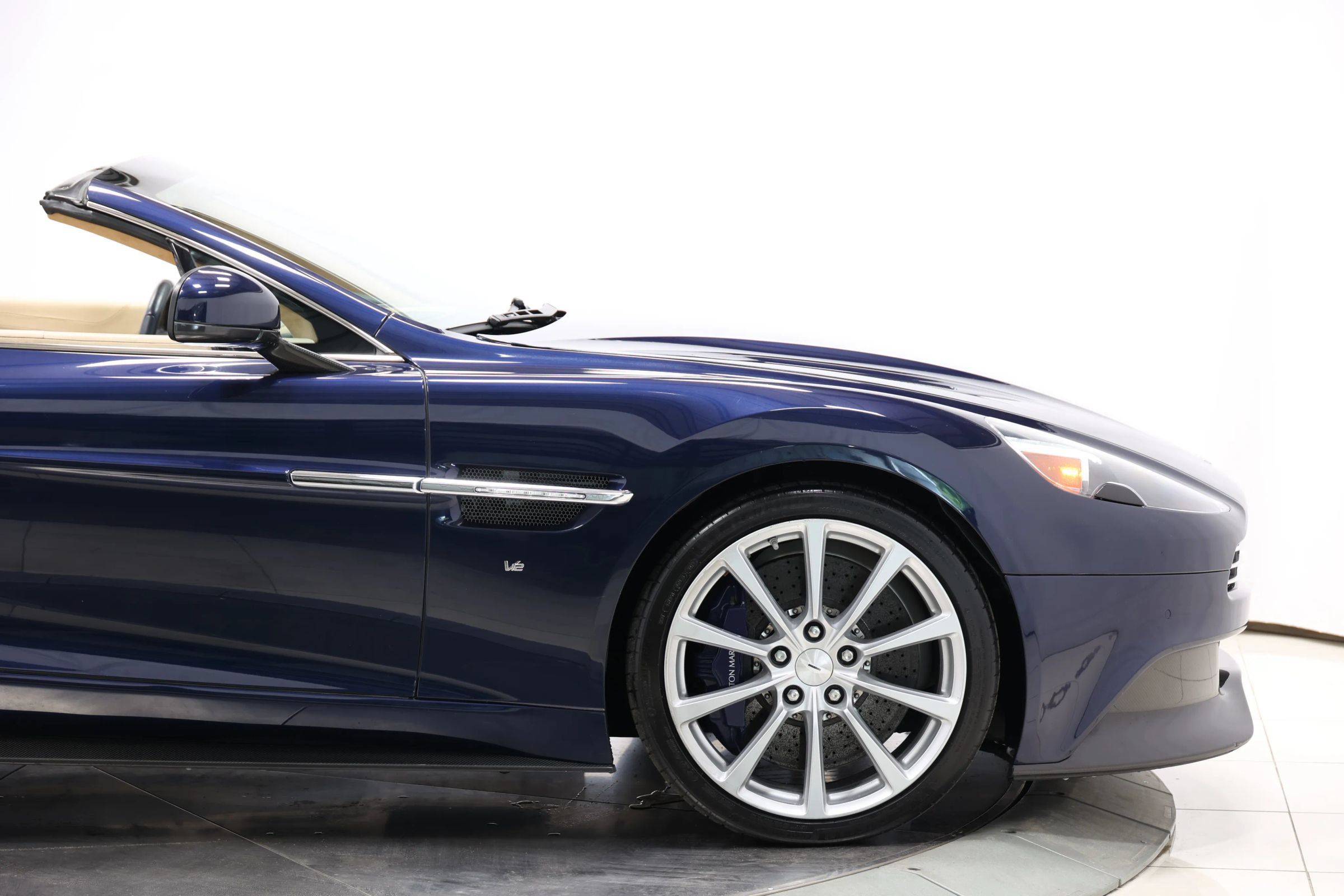 Used 2016 Aston Martin Vanquish Volante RWD image 56