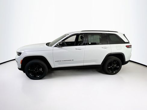 Used 2023 Jeep Grand Cherokee Altitude AWD/4WD image 8
