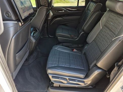 Used 2023 Cadillac Escalade ESV V AWD/4WD image 12