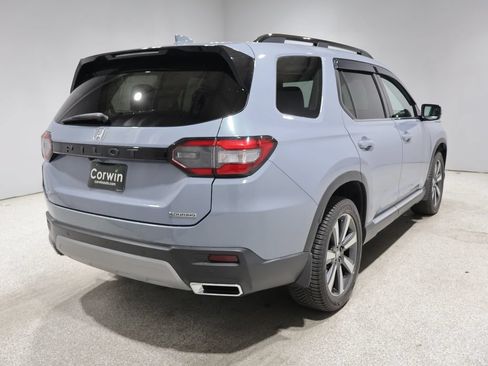Used 2023 Honda Pilot Touring image 2