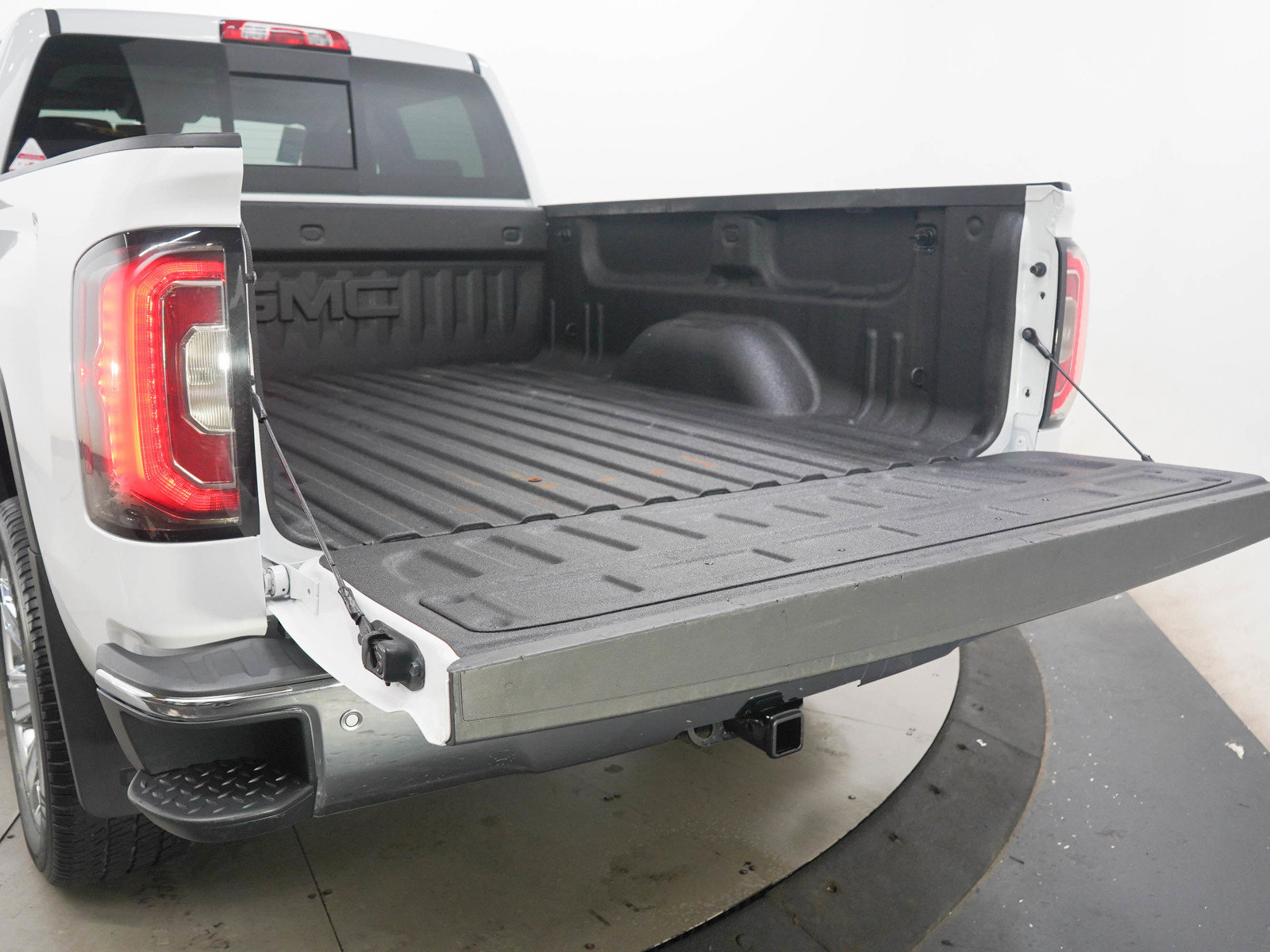Used 2018 GMC Sierra 1500 SLT AWD/4WD image 9
