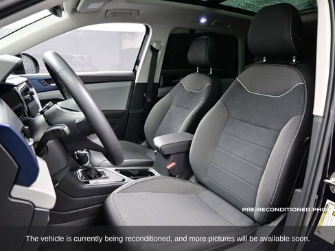 Used 2023 Volkswagen Taos SE w/ Panoramic Sunroof Package image 8