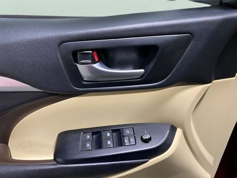 Used 2018 Toyota Highlander XLE AWD/4WD image 10