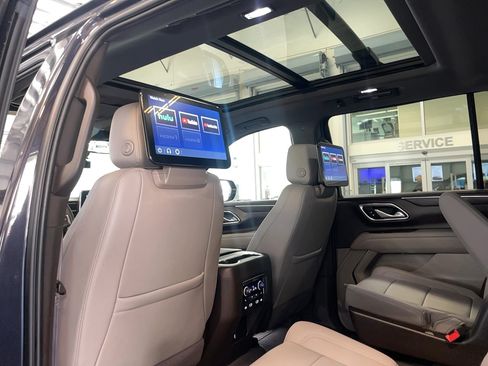 Used 2024 Chevrolet Suburban Z71 w/ Luxury Package AWD/4WD image 11