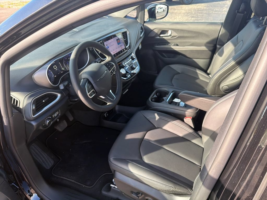 New 2027 Chrysler Pacifica Select w/ Family Tech Group FWD image 9