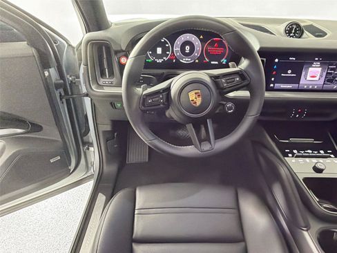 Used 2025 Porsche Cayenne Coupe AWD/4WD image 18