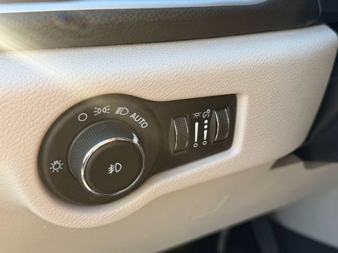 Used 2022 Chrysler Pacifica Touring-L w/ Uconnect Theater Family Group FWD image 18