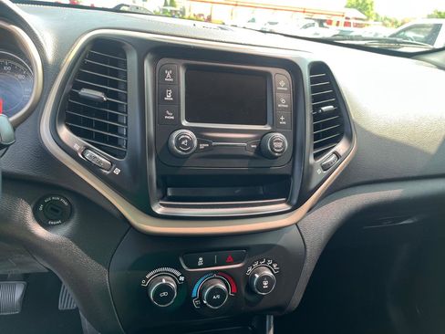 Used 2018 Jeep Cherokee Latitude w/ Altitude Package AWD/4WD image 11