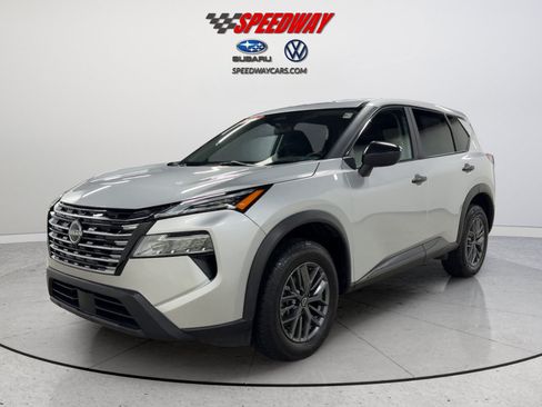 Used 2024 Nissan Rogue S FWD image 12