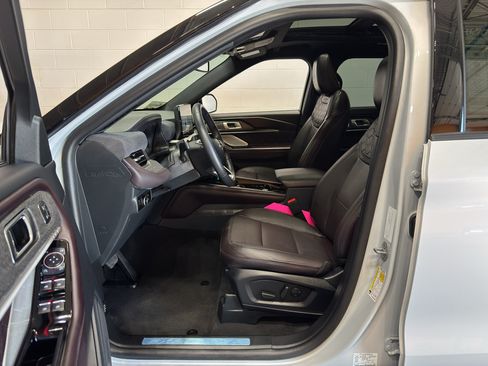 Used 2025 Ford Explorer Platinum w/ LUX Leather Package AWD/4WD image 19
