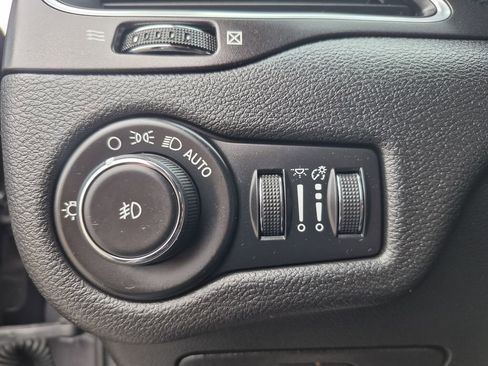 Used 2019 Jeep Cherokee Trailhawk w/ Cold Weather Group image 26