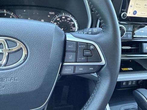 Used 2025 Toyota Highlander XLE image 18