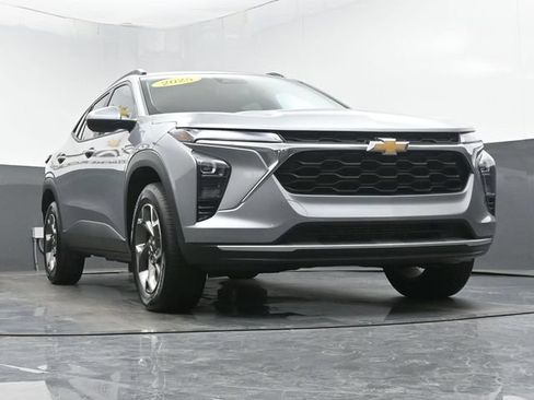 Used 2025 Chevrolet Trax LT w/ Driver Confidence Package FWD image 3