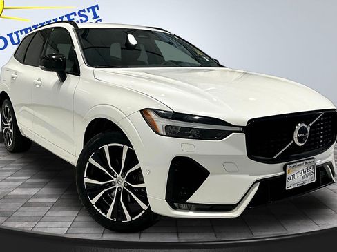 Used 2023 Volvo XC60 B5 Plus w/ Climate Package AWD/4WD image 3