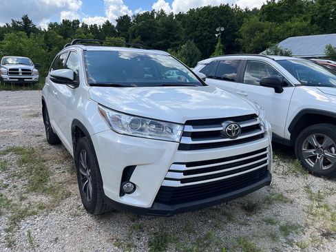 Used 2017 Toyota Highlander XLE w/ Carpet Mat Package AWD/4WD image 1